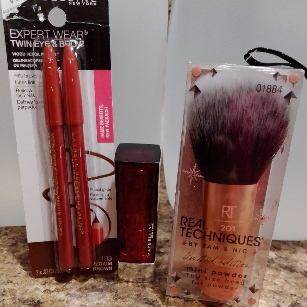 Bundle! Maybelline and Real Techniques Brush!